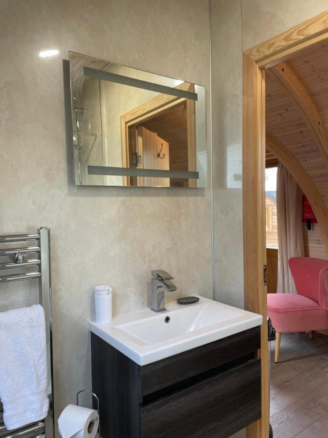 Отель Squirrel Glamping Pod School House Farm Leighton  Экстерьер фото
