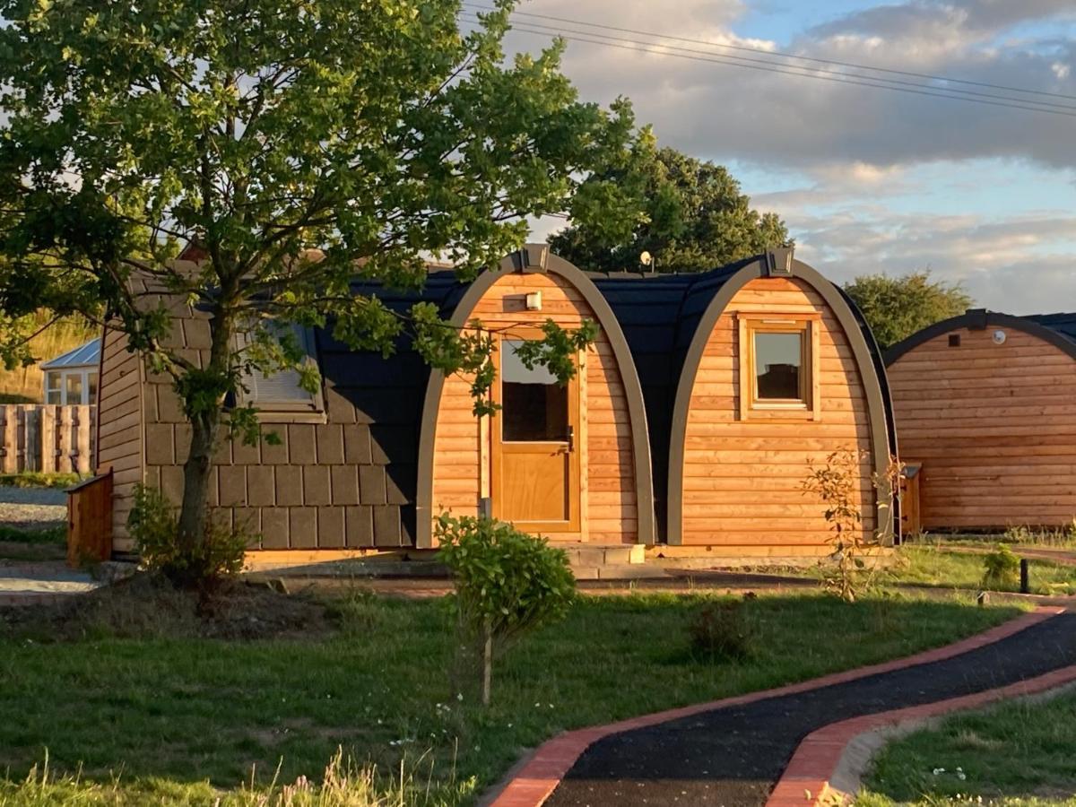 Отель Squirrel Glamping Pod School House Farm Leighton  Экстерьер фото