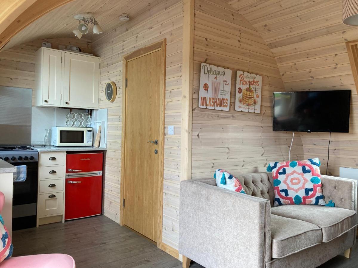 Отель Squirrel Glamping Pod School House Farm Leighton  Экстерьер фото