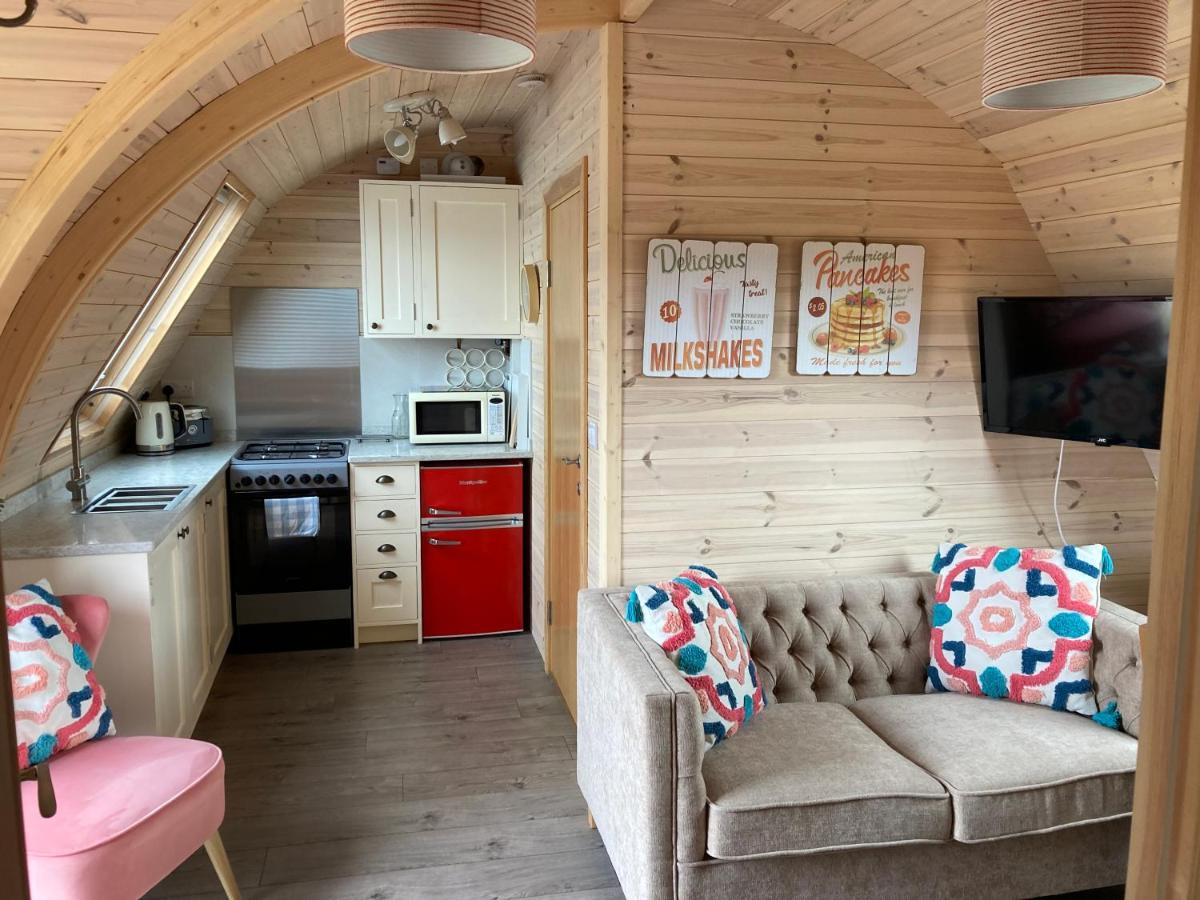 Отель Squirrel Glamping Pod School House Farm Leighton  Экстерьер фото