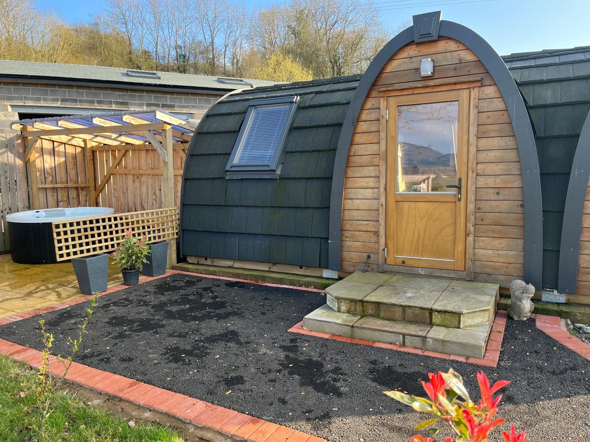Отель Squirrel Glamping Pod School House Farm Leighton  Экстерьер фото
