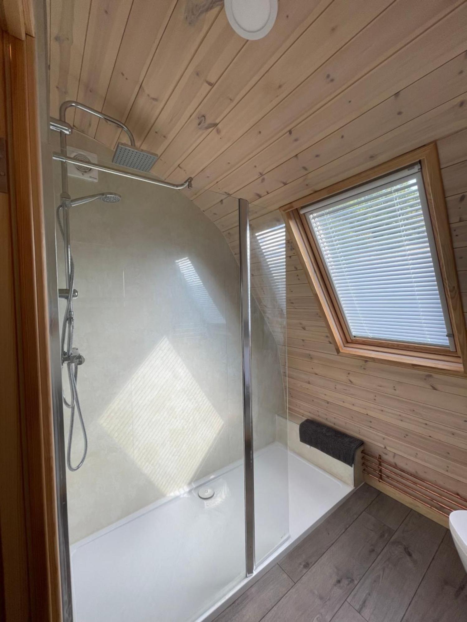 Отель Squirrel Glamping Pod School House Farm Leighton  Экстерьер фото
